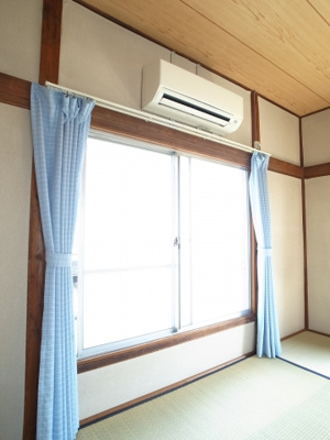 【居間・リビング】 | ガーデンハイツC | エアコンも完備♪夏冬の必須アイテム☆