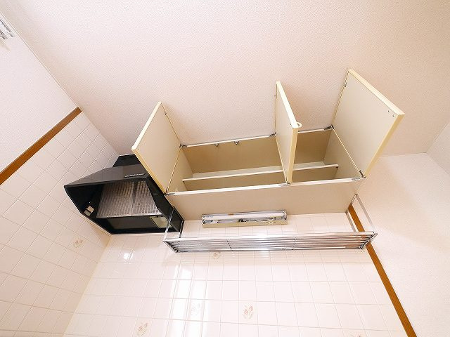 カーサ　ベルデ１のキッチン|キッチン上部には収納があります