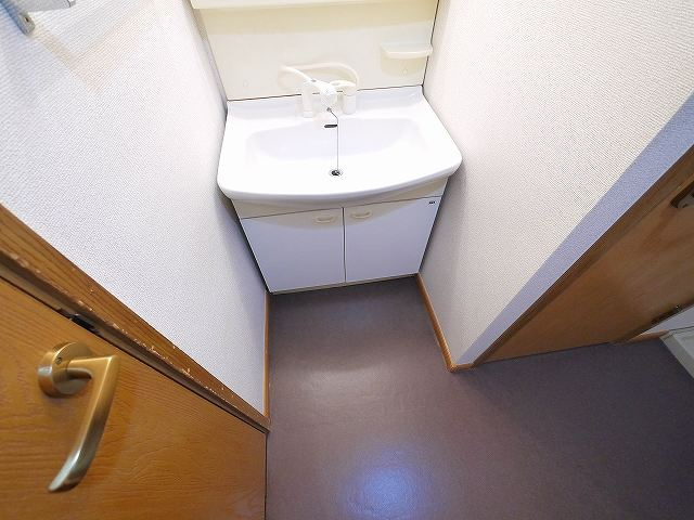 カーサ　ベルデ１の独立洗面台|独立洗面台、小物を置くことができて便利です