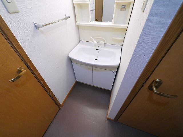 カーサ　ベルデ１の独立洗面台|独立洗面台、小物を置くことができて便利です