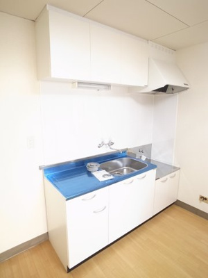 【キッチン】 | 千葉ゴールデンマンション | あら。素敵なキッチン！（青の養生ビニールは剝れてます。）