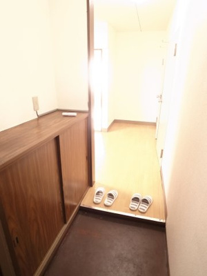 【玄関】 | 千葉ゴールデンマンション | 下駄箱の上にお気に入りのお出迎えセットをセット。あ。