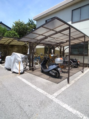 【その他共用部分】 | 千葉ゴールデンマンション | 自転車の方は屋根付きスペースのこちらへ整理整頓。