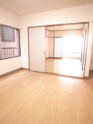 【居間・リビング】 | 千葉ゴールデンマンション | ドアが大きく広々とした空間が広がります！