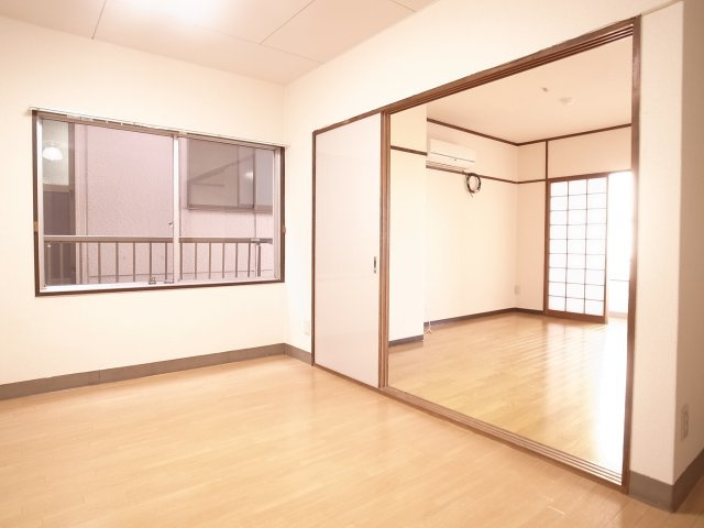 【居間・リビング】 | 千葉ゴールデンマンション | 繋げても良し！　閉めても良し！