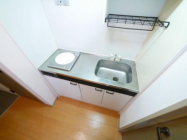 セジュール三笠Cのキッチン|コンパクトなキッチンで掃除もラクラク