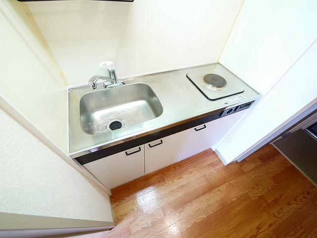 セジュール三笠Cのキッチン|コンパクトなキッチンで掃除もラクラク