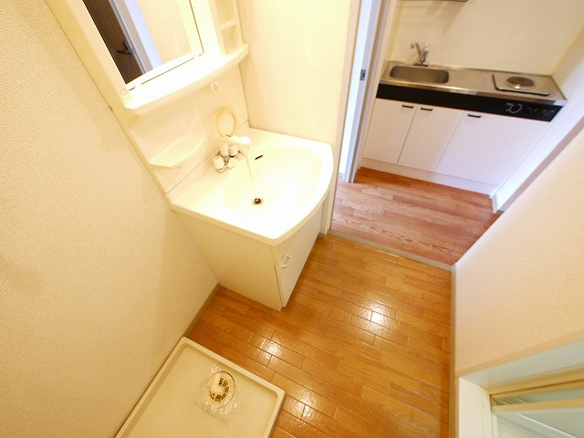 セジュール三笠Cの洗面所|明るい洗面所です