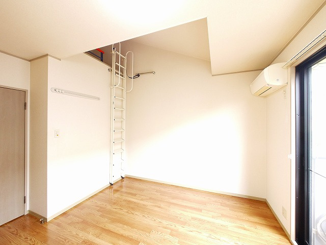 セジュール三笠Cの寝室|広くて明るい寝室