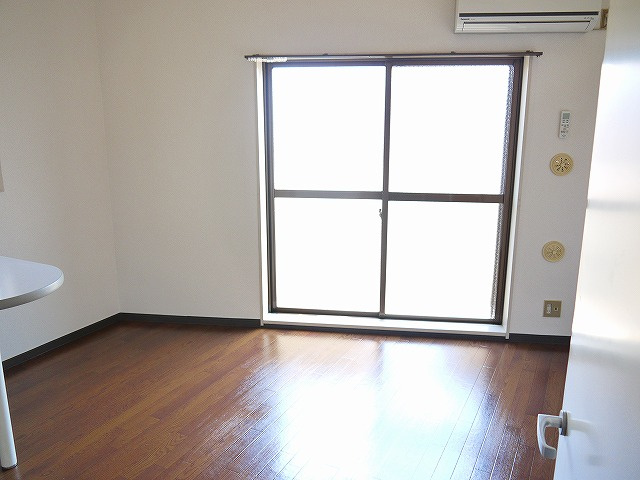 リバーヒル帝塚山の洋室