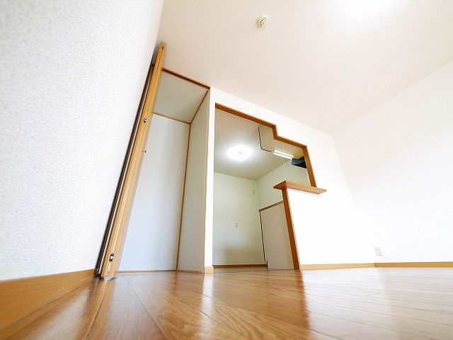 シャルマン（西大寺小坊町）の洋室|ゆったりした洋室です