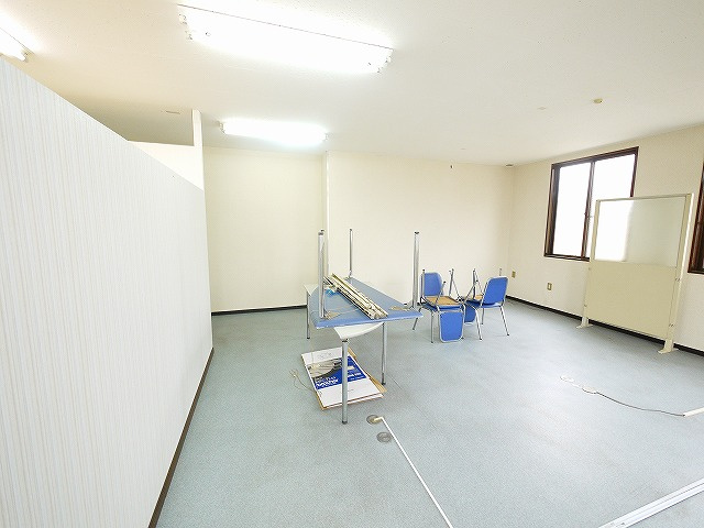 大和丸山ビルの内装|落ち着いた床色です