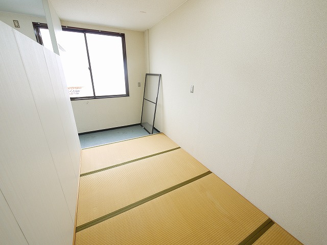 大和丸山ビルの内装|大きな窓が付いています
