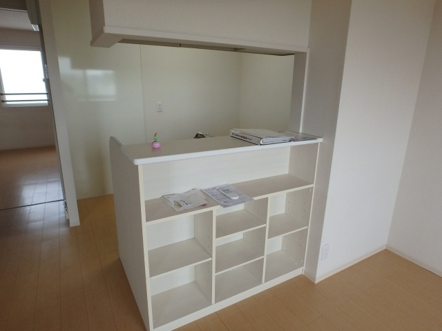 カリスの居間・リビング|カリス（倉敷市連島町連島）賃貸マンション　カウンター下　収納