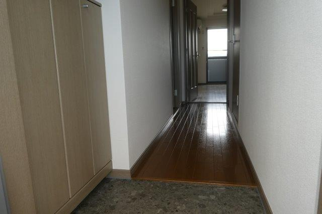 クレストールの玄関