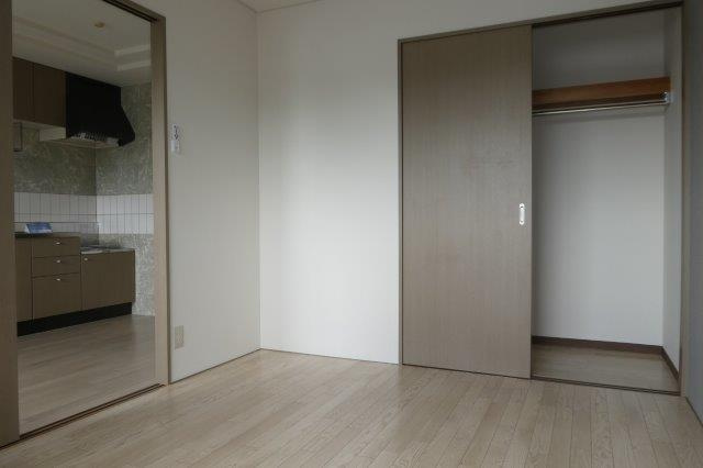 クレストールの洋室