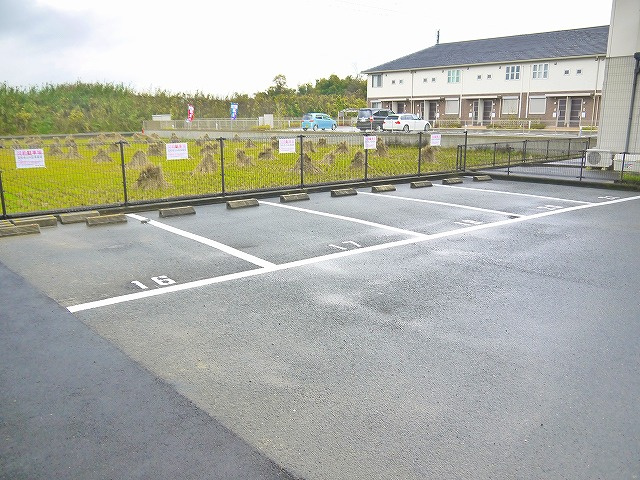 パル若草Ⅱの駐車場|駐車場があるので、車を買う予定の方も安心です