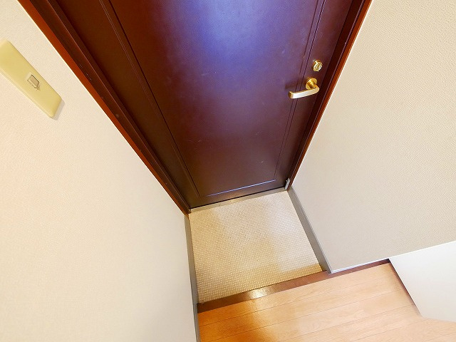 北羅マンションの玄関