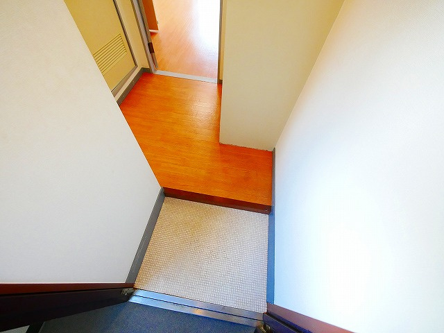 北羅マンションの玄関