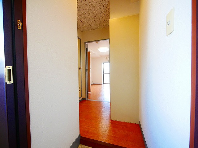 北羅マンションの玄関