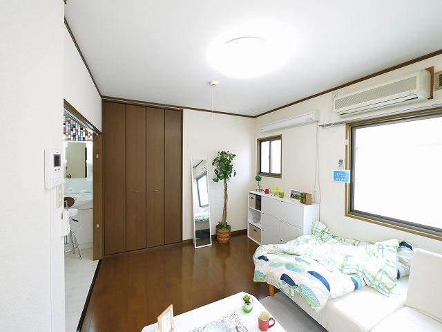 桜館の居間・リビング|明るい室内です。