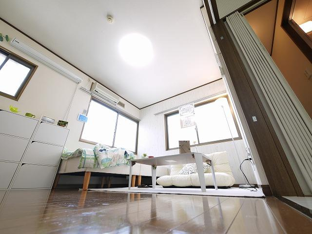 桜館の居間・リビング|明るい洋室です。