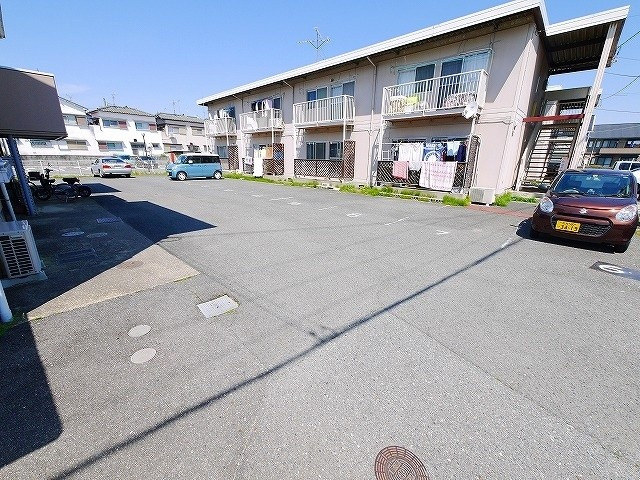 コーポラスアズマCの駐車場