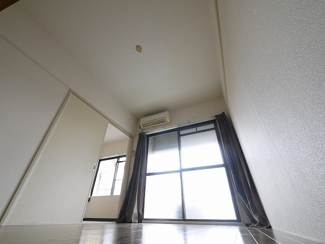 サンハイツ新大宮の洋室|コンパクトで使いやすい洋室です