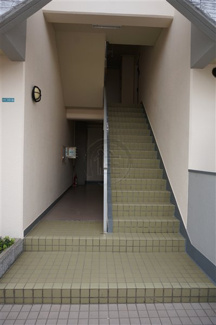 【その他共用部分】 | エントランスに階段です