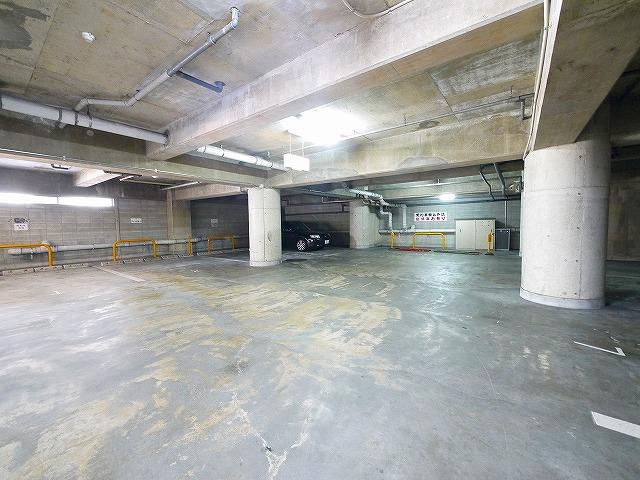 ナビールSANWAの駐車場