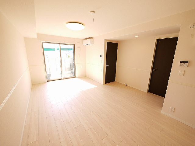 メゾンドココの居間・リビング|使い勝手のいい洋室です