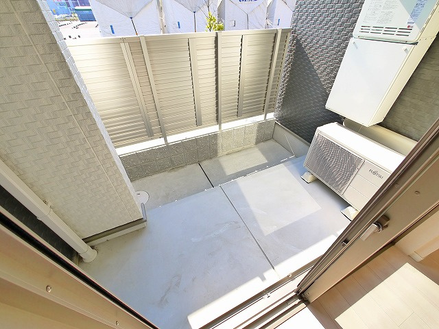 メゾンドココのバルコニー|暖かな日差しのふりそそぐバルコニー