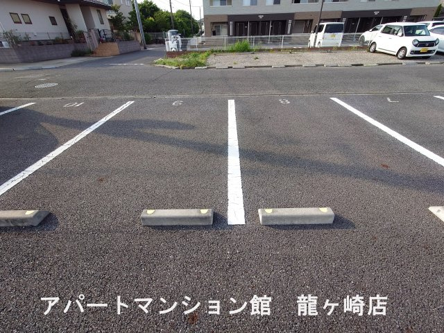 ルプラBの駐車場