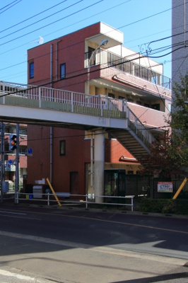 【外観】 | 国領・明和 | 目の前コンビニでお買い物に便利です。