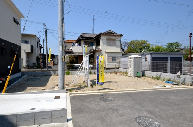 岸和田市加守町　売土地の前面道路含む現地写真