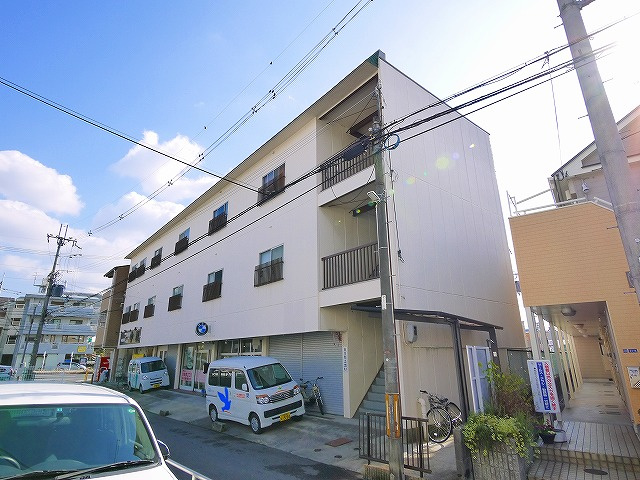 東生駒マンション貸店舗の外観