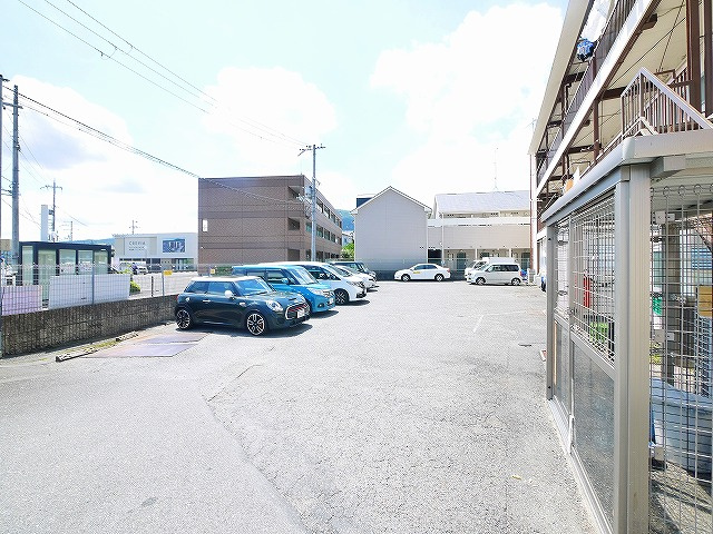 東生駒マンション貸店舗の駐車場