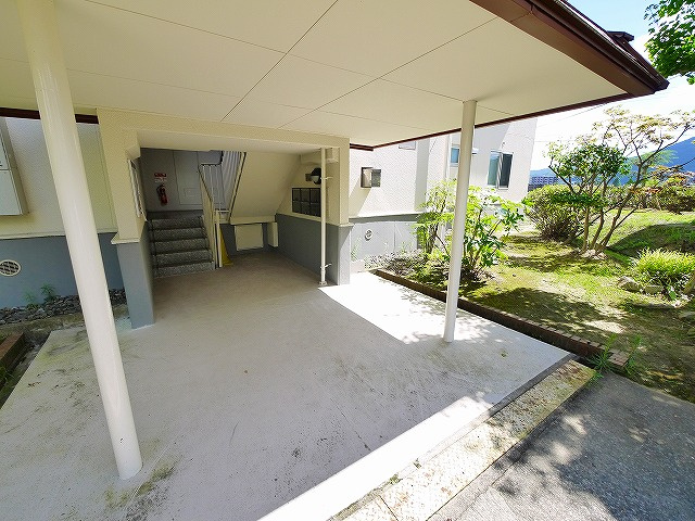 東生駒北ガーデンハイツ27号のエントランス|ゆとりのあるエントランスです