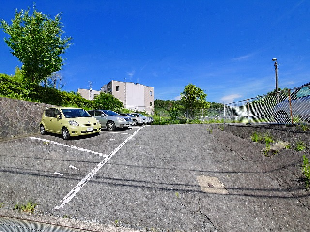 東生駒北ガーデンハイツ27号の駐車場|車をお持ちの方に嬉しい駐車場付きの物件です