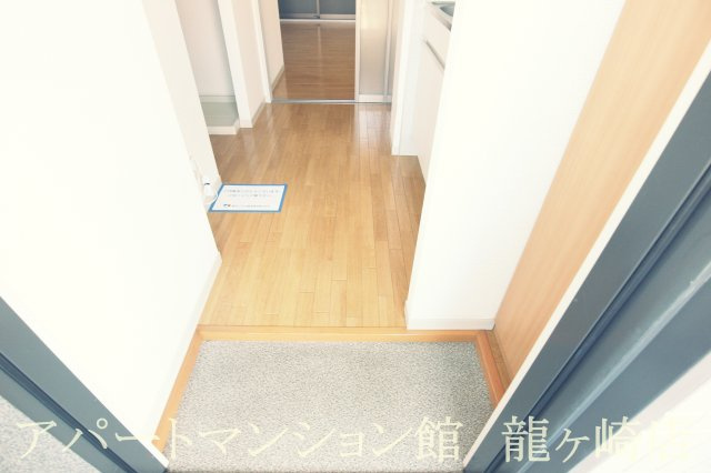 クリスタルハイツの玄関