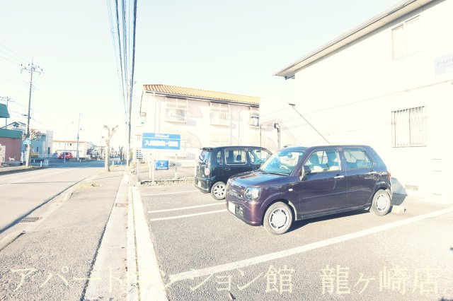 クリスタルハイツの駐車場