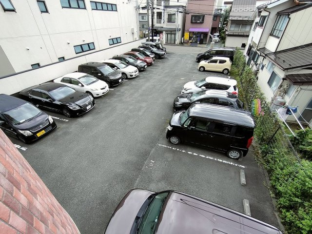 アーバンコンフォート本町通の駐車場