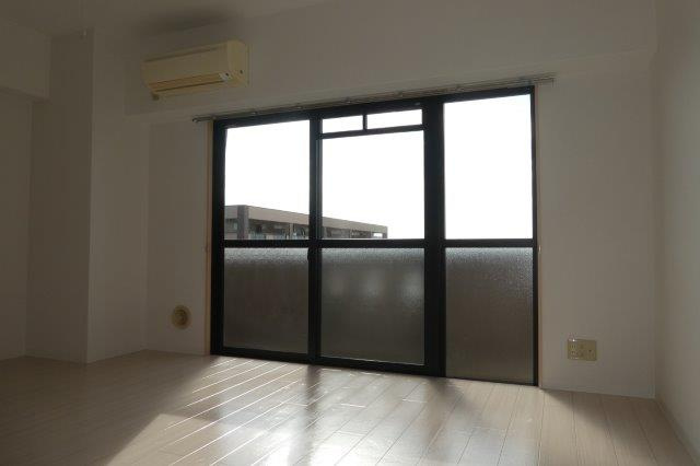 サンパレス幸町の居間・リビング|洋室