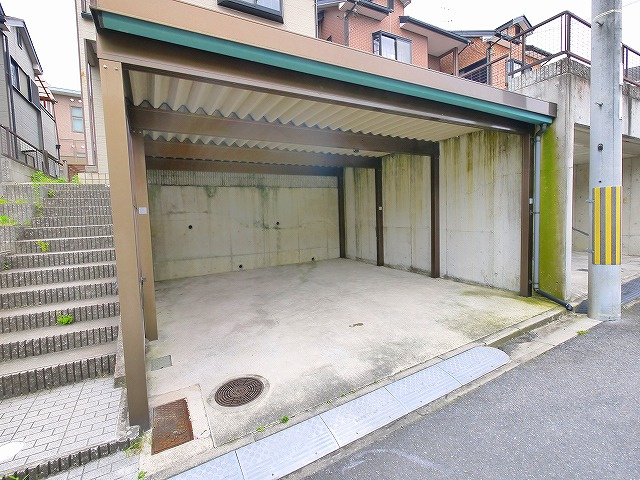 六条西5丁目戸建住宅の駐車場