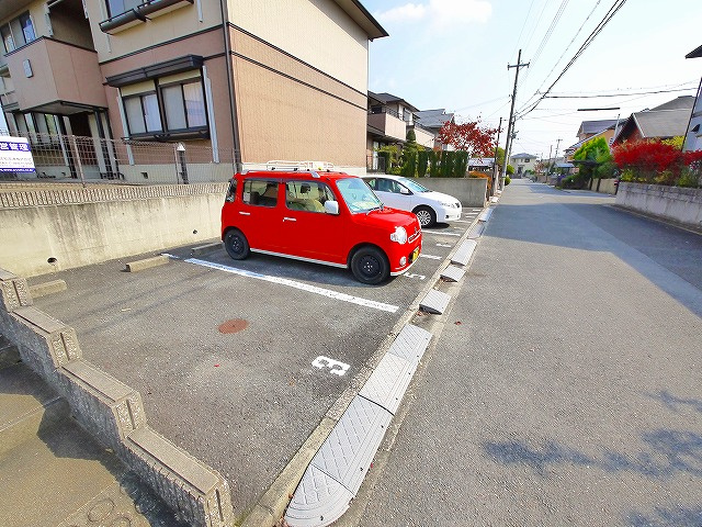プレミールA（桜が丘）の駐車場