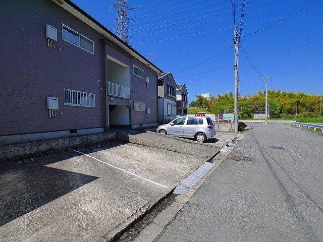光ハイツ（佐保台西町）の駐車場