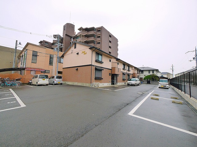 ゴールドウェルの駐車場