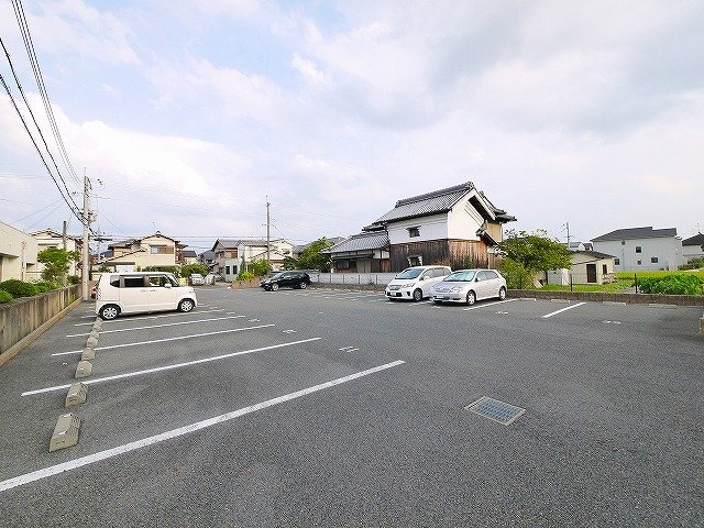 グランディール四条Bの駐車場|駐車場があるので、車を買う予定の方も安心です
