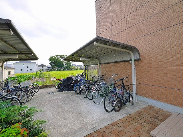 グランディール四条Bのその他共用部分|屋根付き駐輪場です