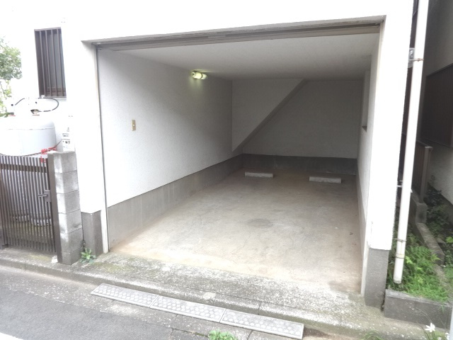 久米川町Ｗ邸の駐車場|シャッター付き駐車場